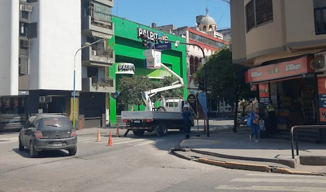 REPARACIÓN DE SEMÁFOROS EN EL MICROCENTRO DE LA CAPITAL