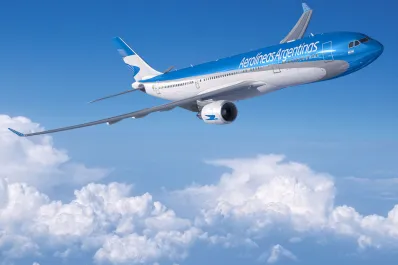 Cómo son los nuevos uniformes del personal de vuelo de Aerolíneas Argentinas diseñados por Benito Fernández y Ricky Sarkany