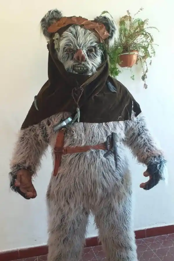 PROMESA. Luciendo este disfraz Frido promete pintar en público.