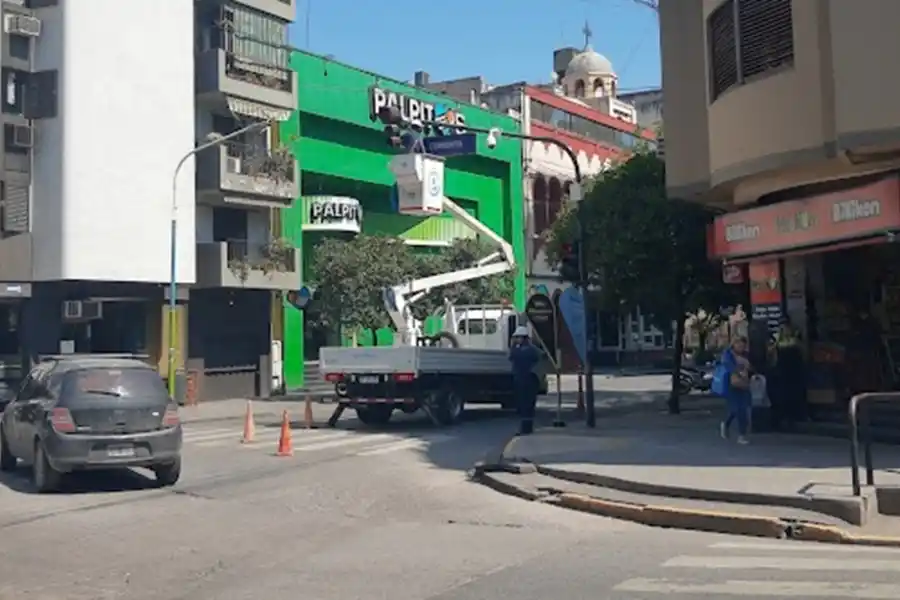 REPARACIÓN DE SEMÁFOROS EN EL MICROCENTRO DE LA CAPITAL