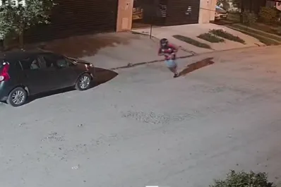 Video: así asaltaron a una mujer cuando llegaba a su casa en el barrio Ciudad Parque