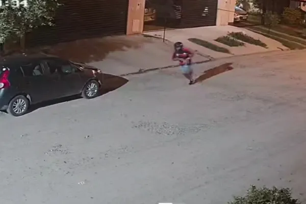 Video: así asaltaron a una mujer cuando llegaba a su casa en el barrio Ciudad Parque