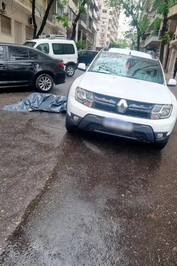 CONMOCIÓN. El cuerpo del joven tucumano yace en el pavimento después de haber sido baleado.