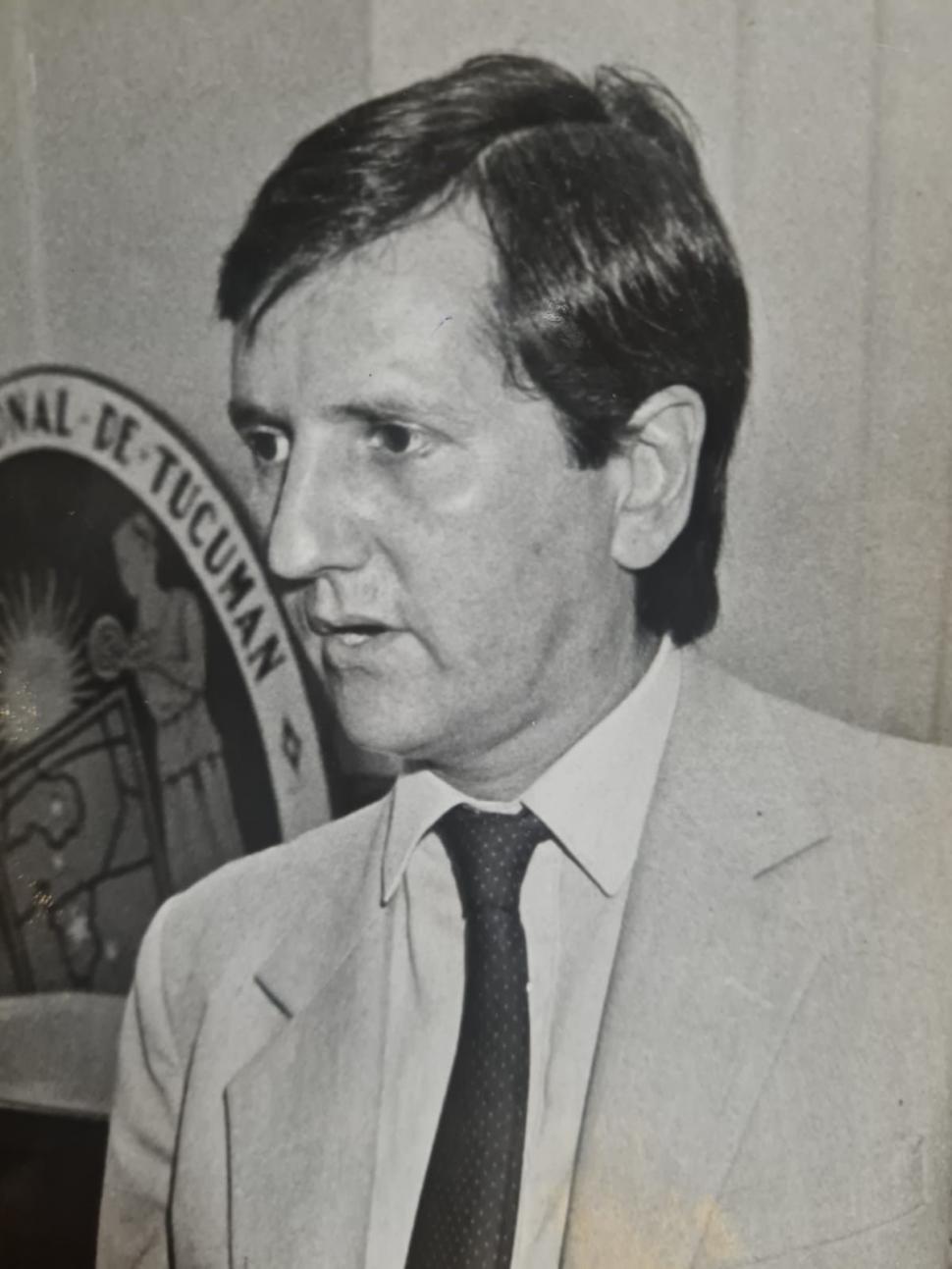 1986. Rodolfo Martín Campero superó a Virla en la elección y juró como Rector el 16 de abril.