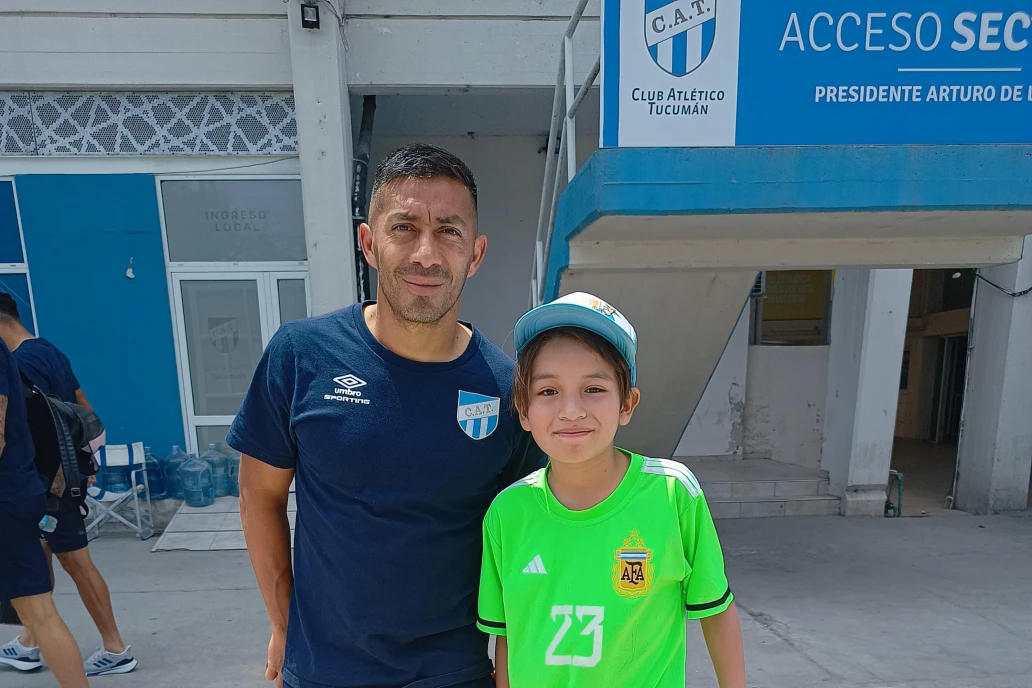 REGALO DE CUMPLE. Santino y Bebe Acosta posan para la foto; el niño viajó desde Jujuy el día de su cumpleaños para fotografiarse con algunos de los jugadores del plantel.