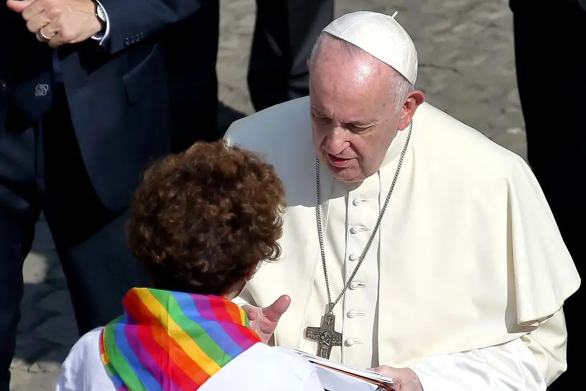 El papa Francisco autorizó a gays y trans a ser padrinos y testigos de bodas y bautismos