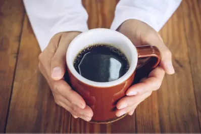 Por qué los científicos recomiendan tomar café sin azúcar todas las mañanas