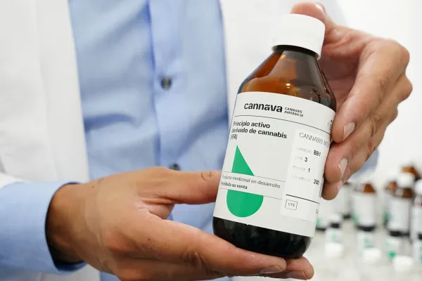 Anmat autorizó la venta en farmacias del primer aceite de cannabis hecho en Argentina