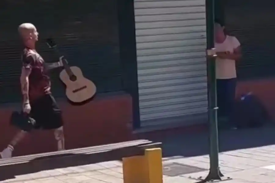 Emanuel Noir sorprendió a Damián con una guitarra.