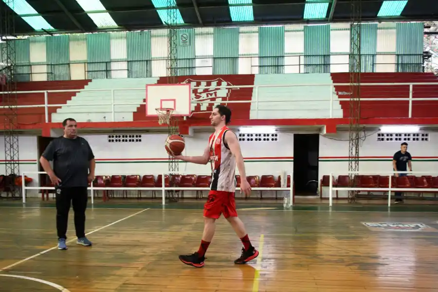 ENFOCADO. Jarma lleva el balón y lo observa Ruiz 