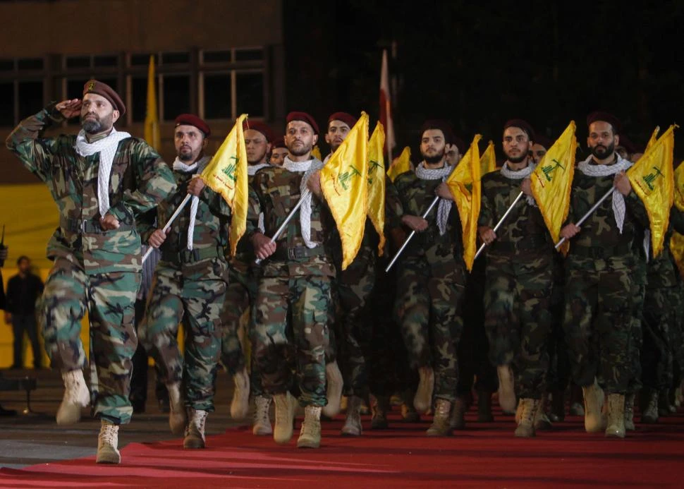EJÉRCITO. Los militantes de Hezbollah desfilan con banderas de su partido y uniforme castrense, en Beirut, para fiestas como el Día de Jerusalem. archivo