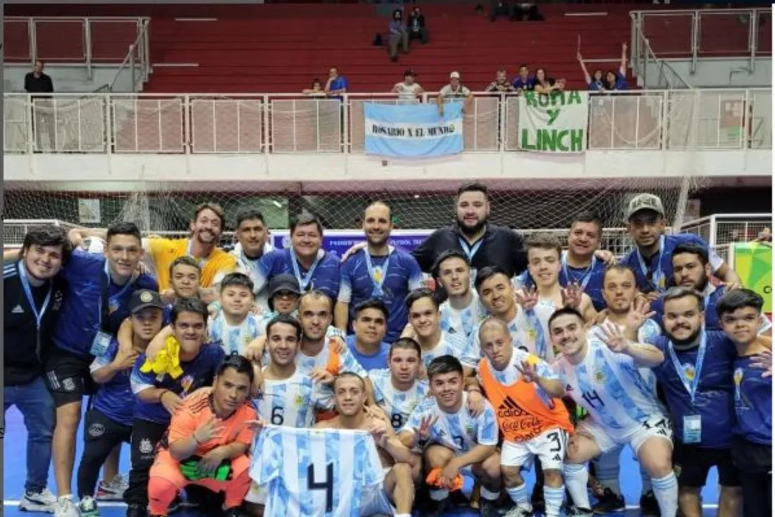 A LA FINAL. Jugadores y cuerpo técnico festejan la victoria ante Perú.