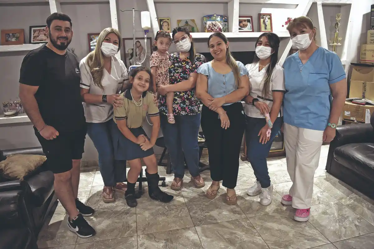 CUIDADOS. La familia y cuatro enfermeras atienden a la niña. Ellas son Rocío Ruiz, Romina Villalobo, Estefania Zorrilla y Marlene Morel.
