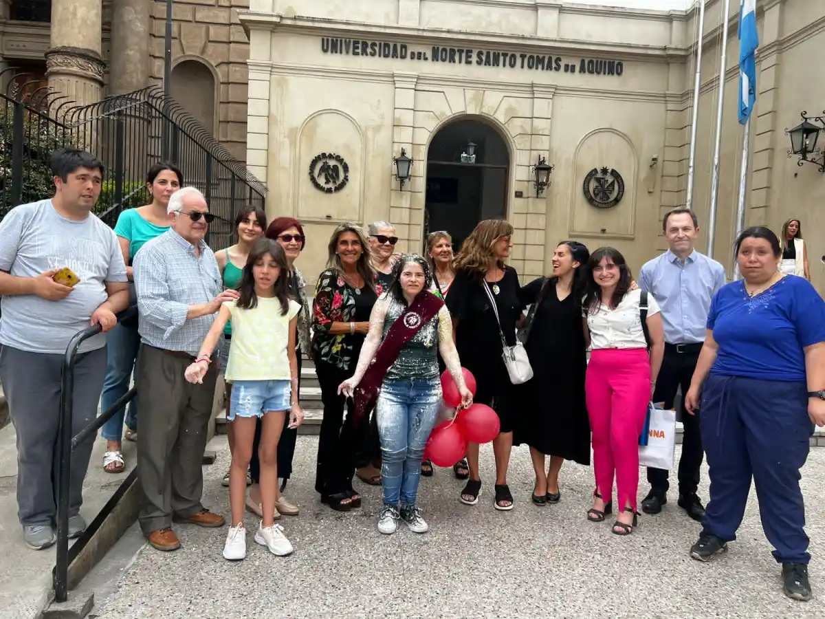 Paola junto a docentes, amigos y familiares en la sede central de la universidad.