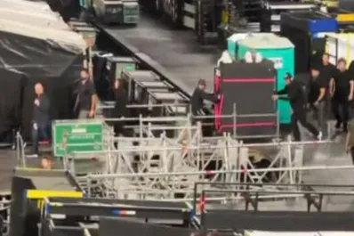 Así fue la increíble entrada de Taylor Swift a River: ¡dentro de una caja!