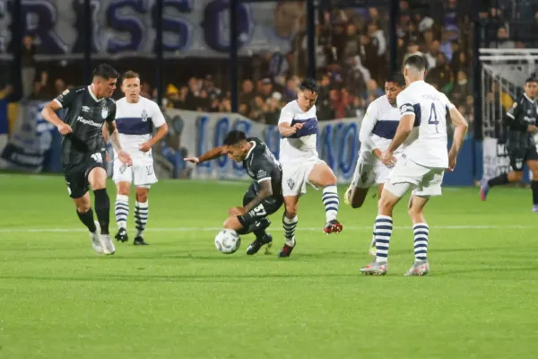 Atlético Tucumán se aprovechó de un “lobo” urgido y sumó tres puntos cruciales para su objetivo de llegar a la Copa Sudamericana