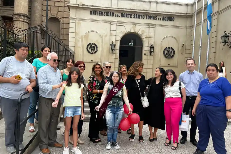 Paola junto a docentes, amigos y familiares en la sede central de la universidad.