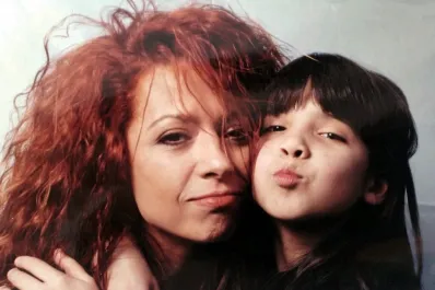 Canciones que hicieron historia: un sótano, una guitarra y el amor por una hija que se va, así escribió Patricia Sosa Aprender a volar