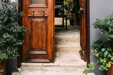 Feng Shui: tres objetos que deberías tener en la puerta de casa para atraer a la abundancia