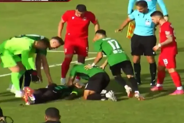 Conmoción en el fútbol europeo: un jugador cayó al suelo y murió en la cancha