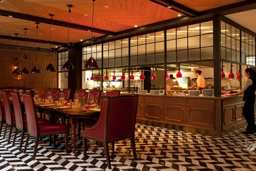 Elena tiene un estilo marcado por los detalles en madera oscura y el vidriado