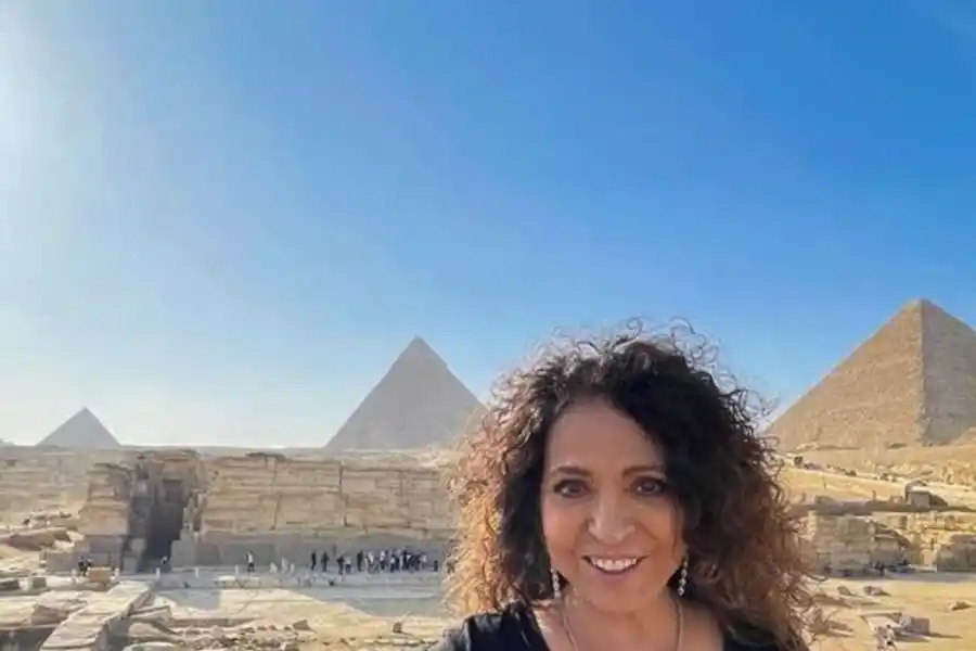 EN EGIPTO. El 2 de febrero del 2022 llevó su “Aprender a volar” frente a las pirámides.