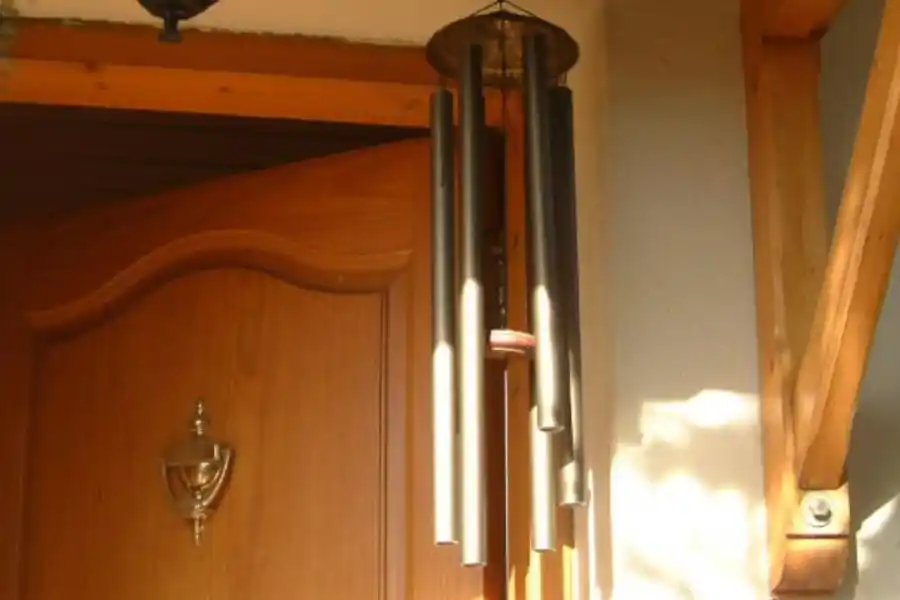 Feng Shui: tres objetos que deberías tener en la puerta de casa para atraer a la abundancia