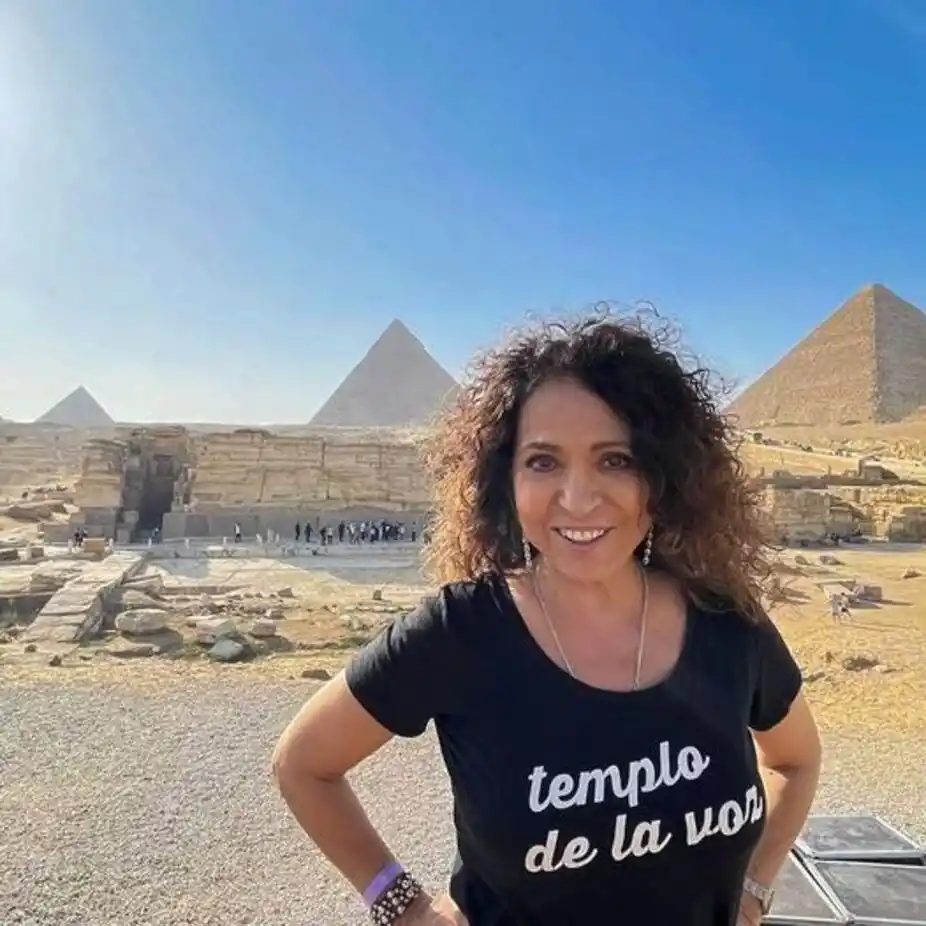 EN EGIPTO. El 2 de febrero del 2022 llevó su “Aprender a volar” frente a las pirámides.