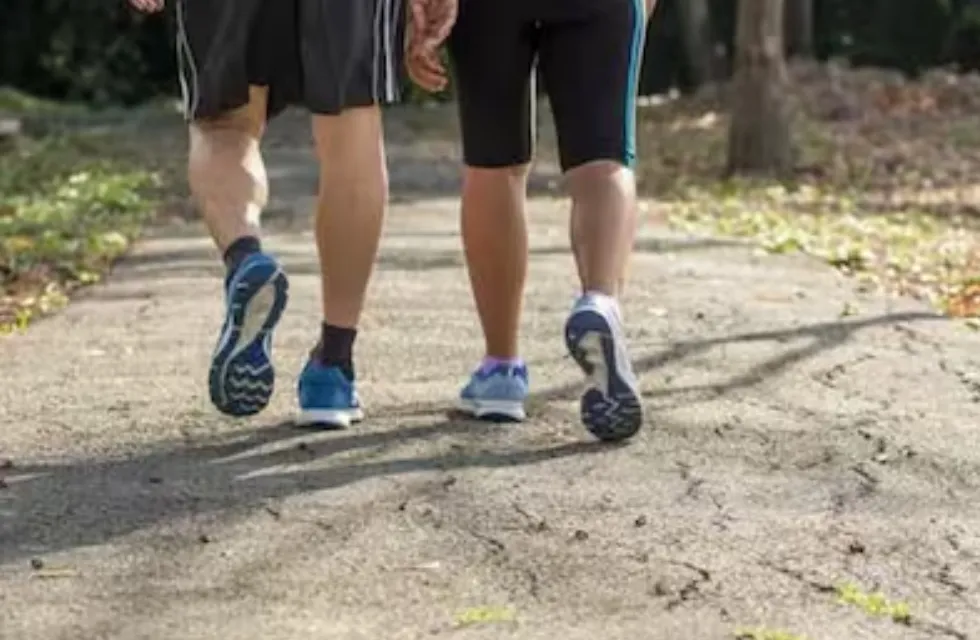 Caminar después de comer: ¿es saludable? 