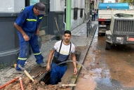 La SAT trabaja en la esquina de Santiago y Balcarce para solucionar una pérdida de agua