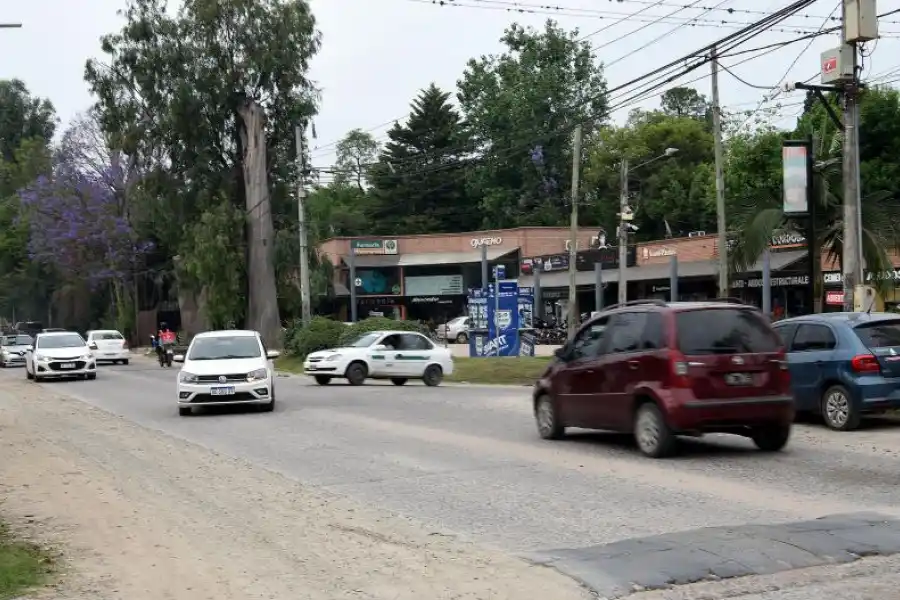DESBORDADA. A toda hora, el flujo vehicular es incesante en la  Solano Vera y eso irrita a los conductores.  LA GACETA / FOTOS DE JOSÉ NUNO