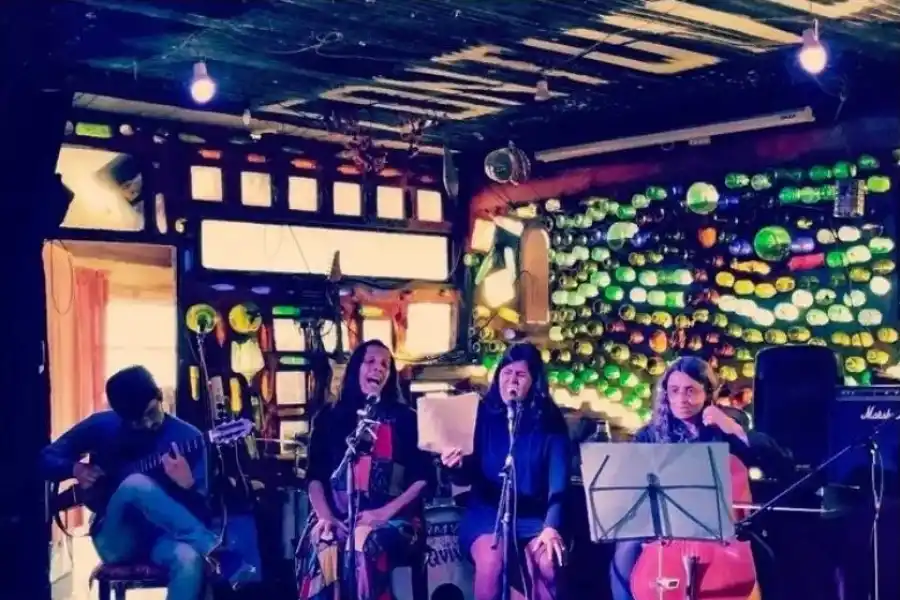 EL ROCK, EL POP Y EL FOLCLORE. Tréboles despliega un repertorio de composiciones latinoamericanas.