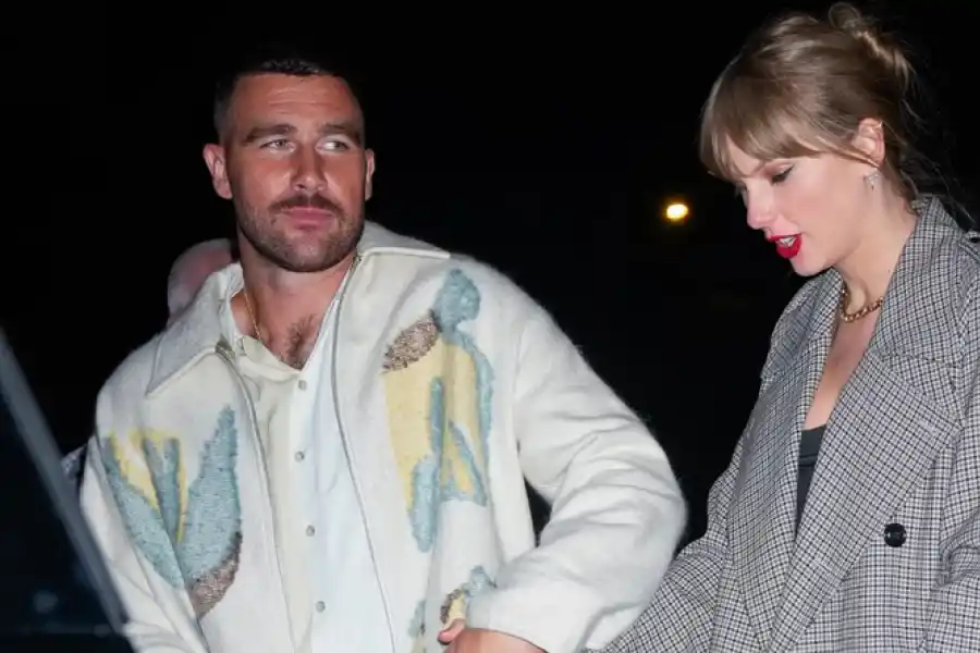 EN PAREJA. La cantante está acompañada por su novio Travis Kelce.