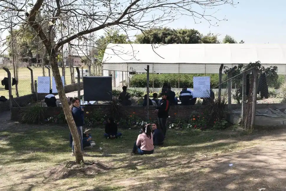 COMPROMISO. Docentes y alumnos son parte de “Salvemos al Parque”.