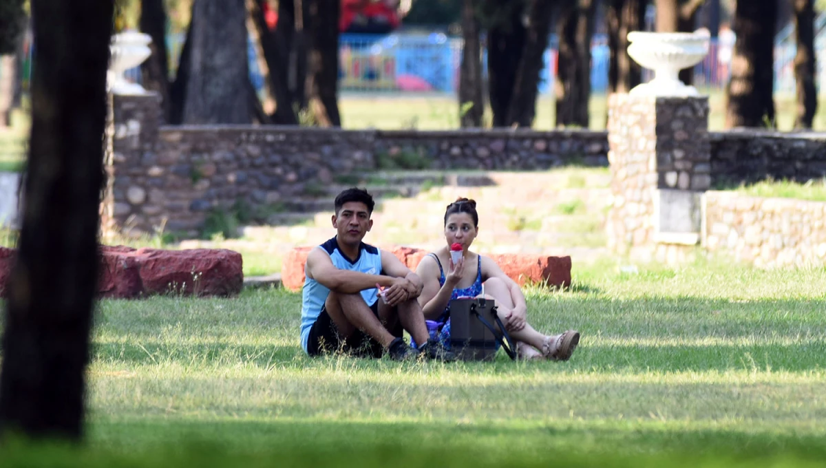 AIRE LIBRE. El lunes los tucumanos y tucumanas podrán disfrutar de los espacios verdes sin el calor agobiantes de los días pasados.