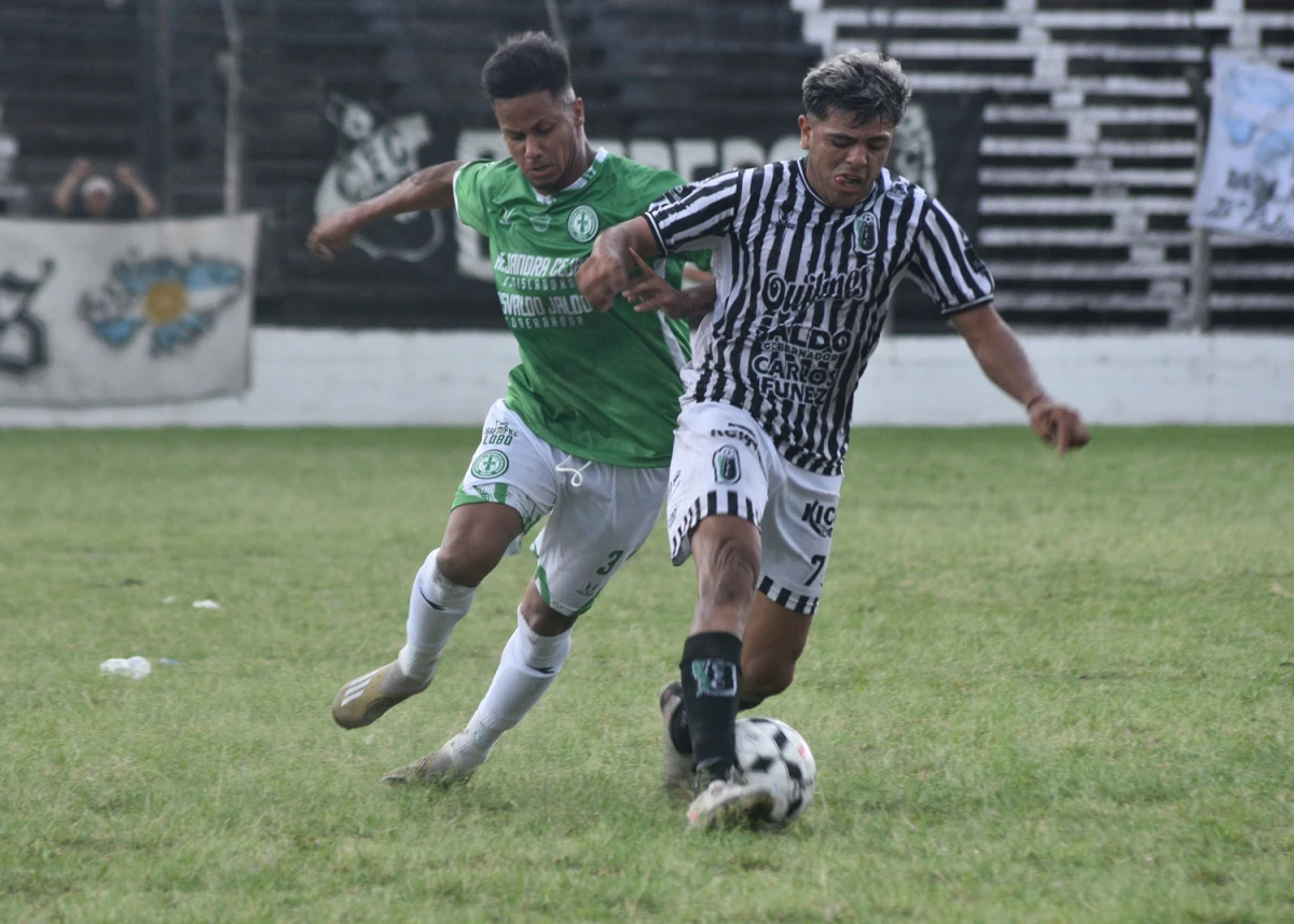 NO PASA NADA. El delantero Axel Epitafio de Concepción FC disputa la pelota con el defensor Bruno Ríos, de Graneros. LA GACETA/FOTO DE OSVALDO RIPOLL