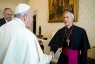 Quién es el obispo que fue destituido por el papa Francisco