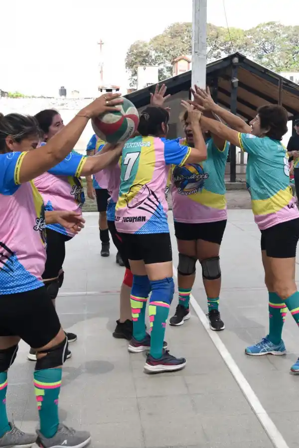 FESTEJANDO. Siete equipos compitieron en la clínica de Norte Newcom.
