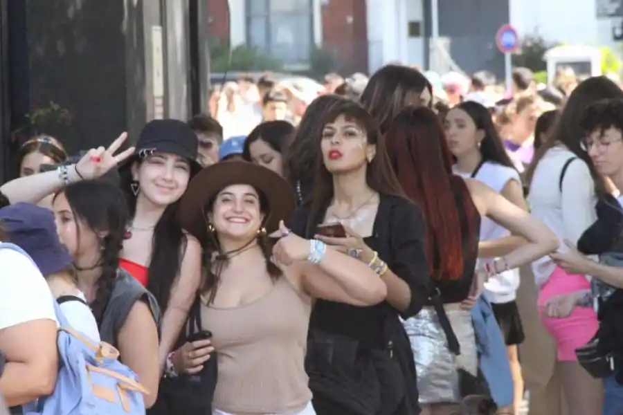 ANTES DE ENTRAR AL MONUMENTAL. Un grupo de jóvenes sonríe a la cámara, feliz de estar a punto de concretar su sueño de ver en persona a su ídolo.