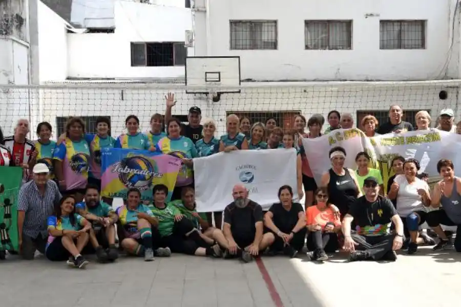 UNA JORNADA SOCIAL. Más de 60 personas asistieron a la clínica de Cachibol. LA GACETA / FOTOS DE JOSÉ NUNO