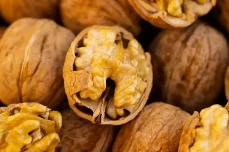 Se recomienda consumir entre siete u ocho nueces enteras.
