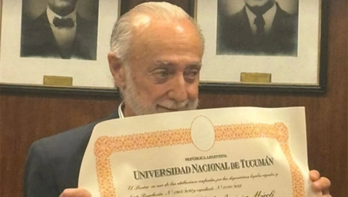 RECONOCIMIENTO. Alfredo Miroli recibió el diploma de manos del rector de la UNT, Sergio Pagani, y del decano de Medicina, Mateo Martínez.