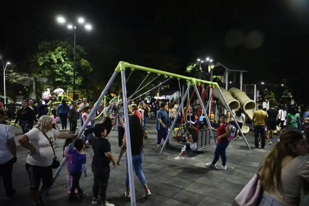 Nuevos juegos en la remodelada plaza. 