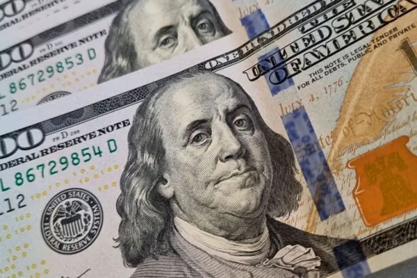 El Gobierno aumentó los impuestos para el dólar solidario y el dólar tarjeta: se acercan a los $1.000