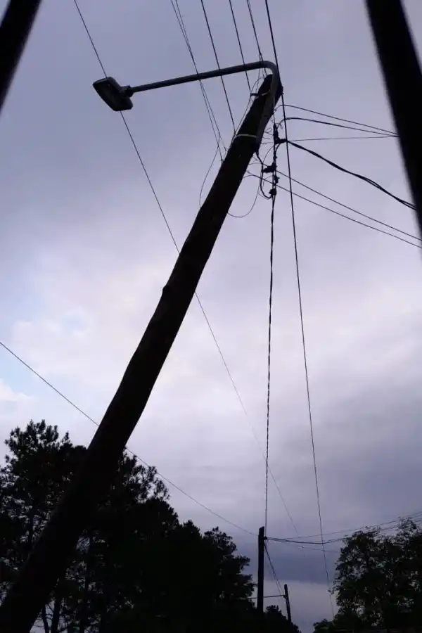 LA GACETA en WhatsApp: un poste está a punto de caerse en barrio El Salvador