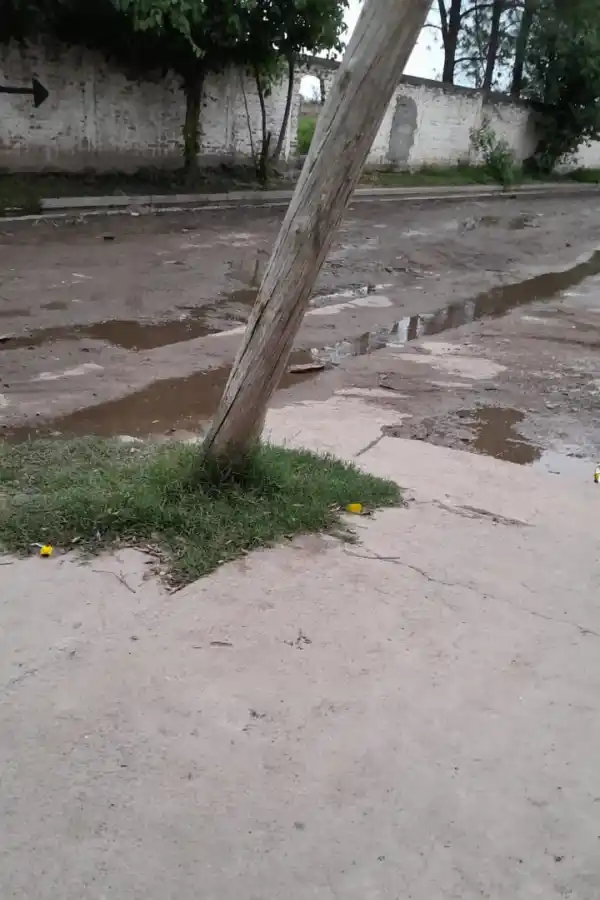 LA GACETA en WhatsApp: un poste está a punto de caerse en barrio El Salvador