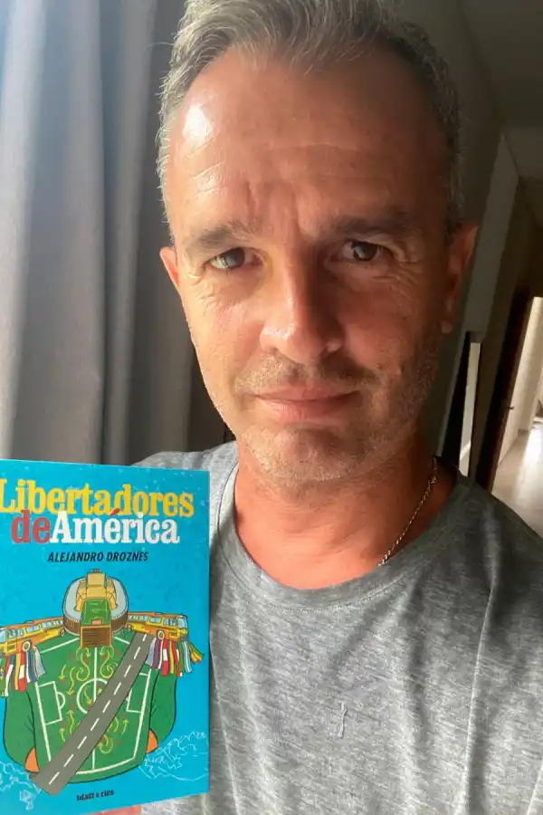 DIOS ES JUSTO. Pablo Lavallén posó con el libro de Droznes.