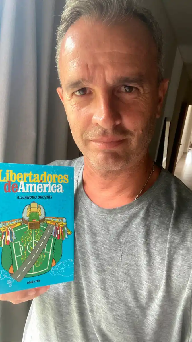DIOS ES JUSTO. Pablo Lavallén posó con el libro de Droznes.