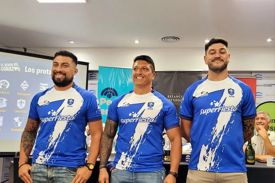 CAMISETA. Los jugadores mostraron el modelo que utilizará el club anfitrión para el 7° Seven 