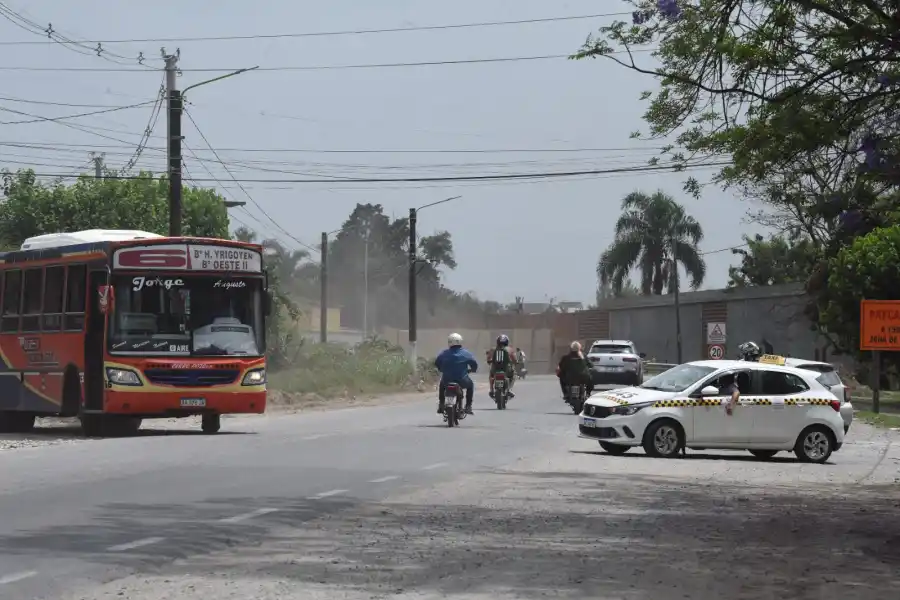 DIFICULTADES. “Temprano, desde las 7.45 hasta las 9.30 no hay posibilidad de pasar; es muy duro el problema y pasa siempre lo mismo”, dicen los vecinos. LA GACETA / FOTO DE DIEGO ARÁOZ. 